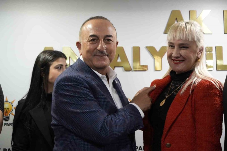 Antalya’da Ak Parti’ye Katılan 7 Bin 841 Üyeye Rozetleri Takıldı