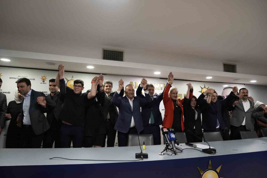 Antalya’da Ak Parti’ye Katılan 7 Bin 841 Üyeye Rozetleri Takıldı