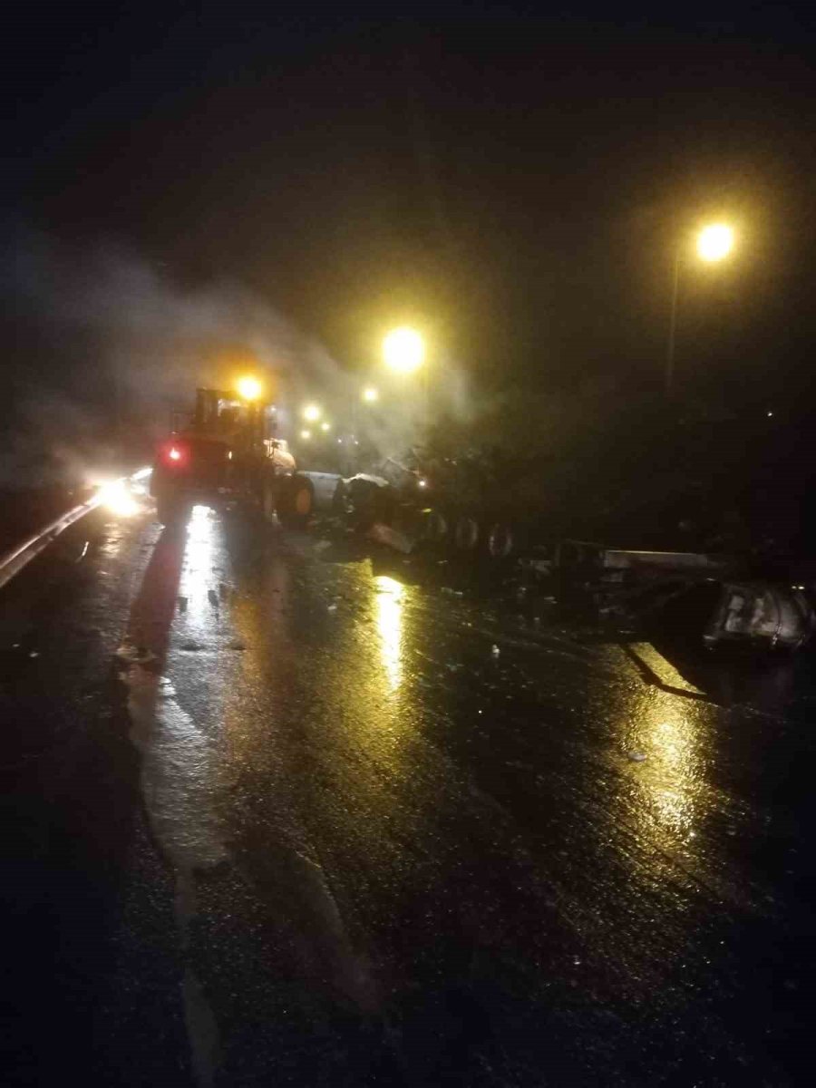 Kaza Yapan Parfüm Yüklü Tır Yandı: 1 Yaralı