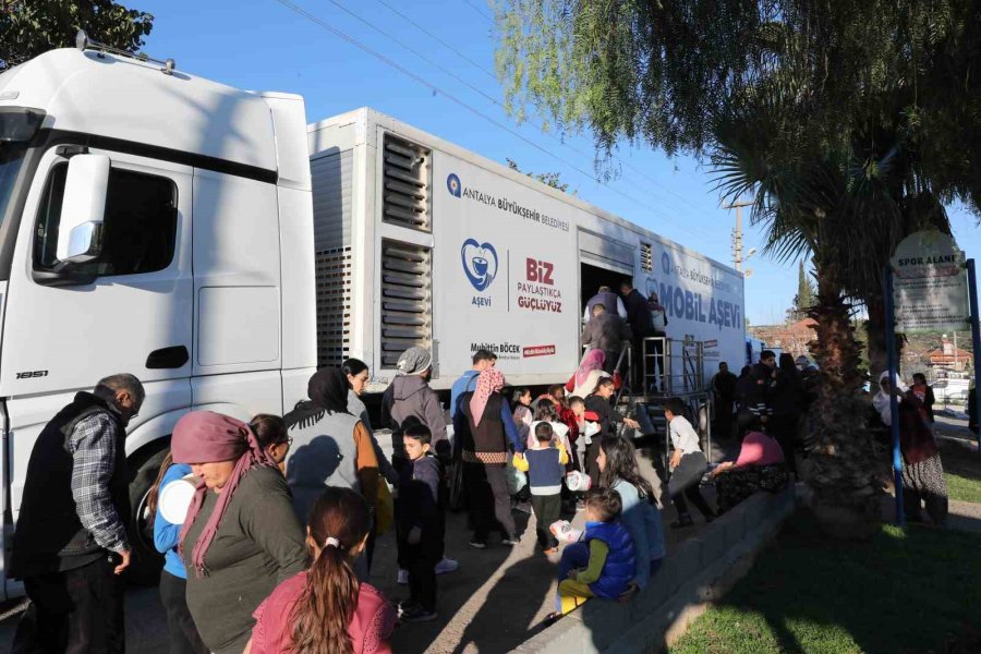 Mobil Aşevi Tırı, Mahallelerde Sıcak Yemek Dağıtımına Devam Ediyor
