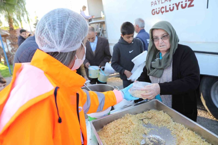 Mobil Aşevi Tırı, Mahallelerde Sıcak Yemek Dağıtımına Devam Ediyor