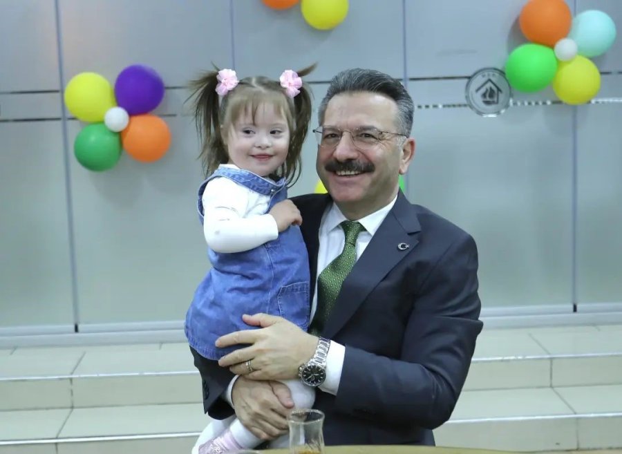 Vali Hüseyin Aksoy Down Sendromlu Çocuklar Ve Aileleriyle Bir Araya Geldi