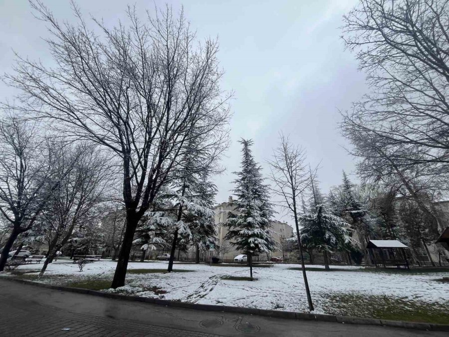 Eskişehir Kent Merkezinde Kar Yağışı Etkili Oldu