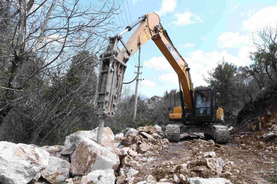 Konyaaltı’da Bozuk Yollarda Hummalı Çalışma