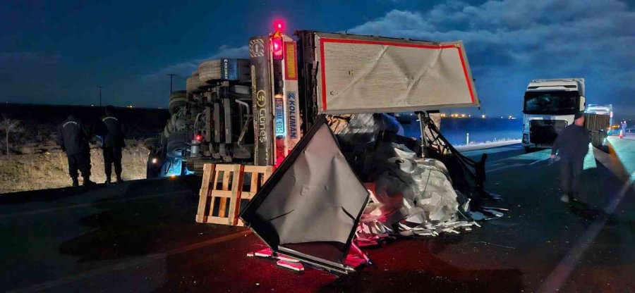 Konya’da Tır Devrildi: 1 Yaralı