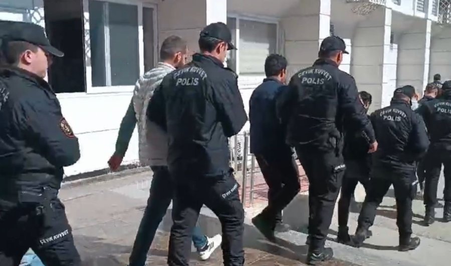 Mersin’de Aranan Şahıslara Şafak Operasyonu: 88 Kişi Yakalandı