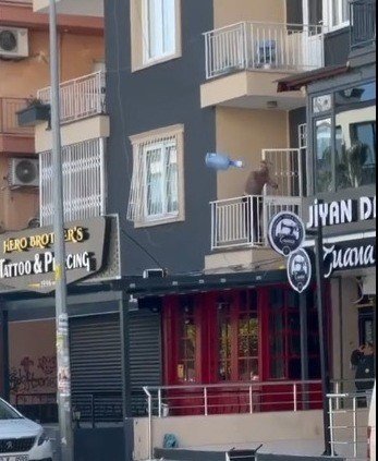 Sinir Krizi Geçiren Kadın Ortalığı Savaş Alanına Çevirdi