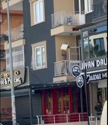 Sinir Krizi Geçiren Kadın Ortalığı Savaş Alanına Çevirdi