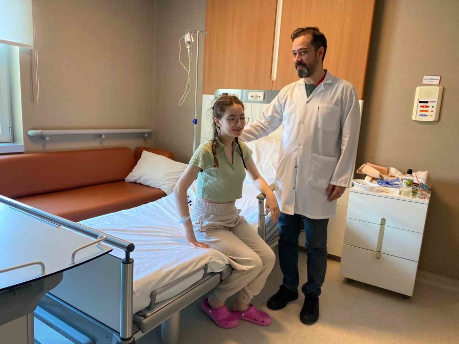 Skolyoz Hastası Zeynep Füzyon Cerrahisi İle Sağlığına Kavuştu