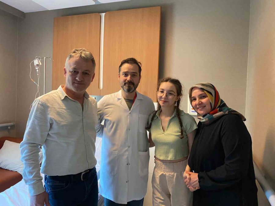 Skolyoz Hastası Zeynep Füzyon Cerrahisi İle Sağlığına Kavuştu