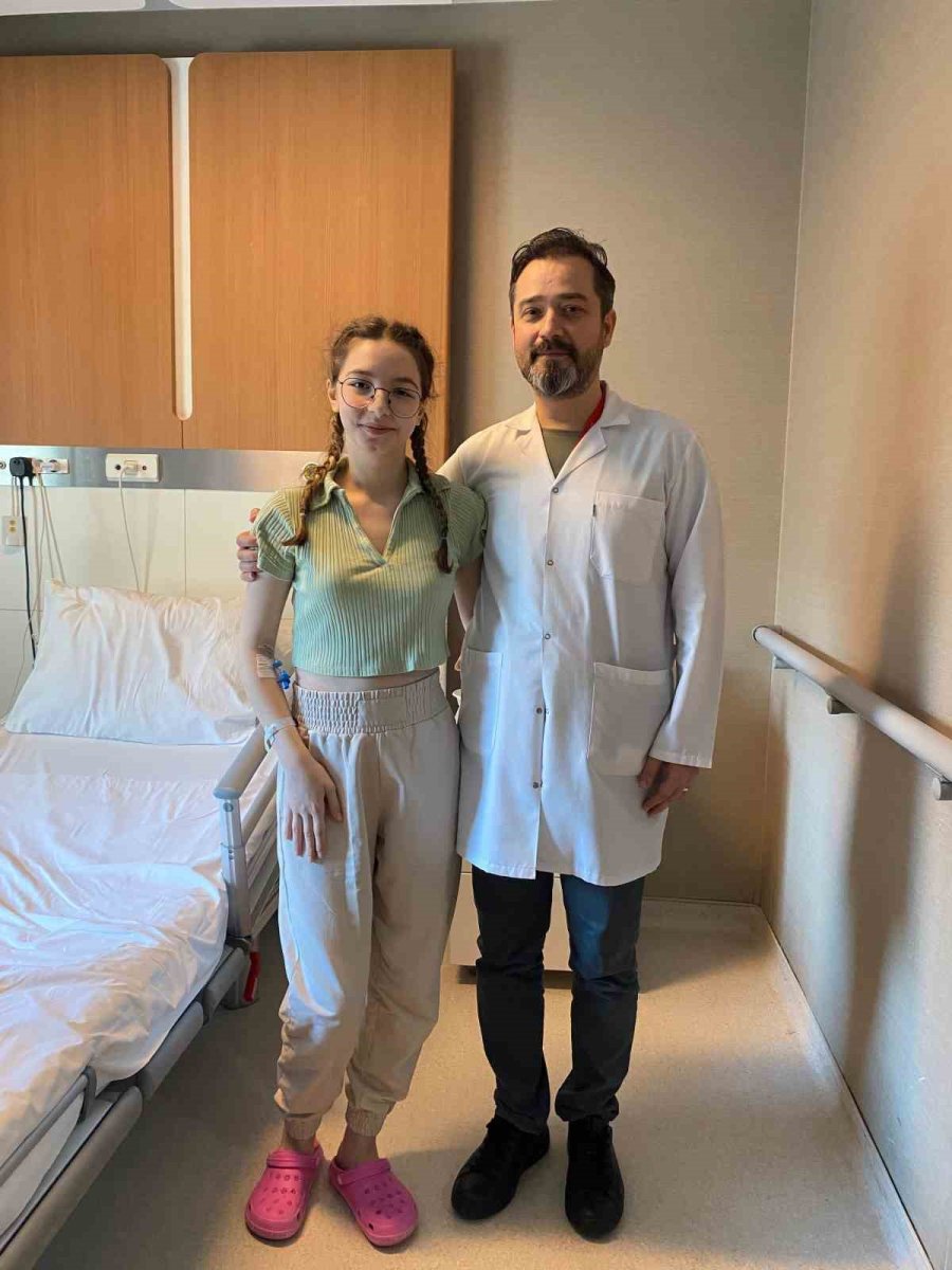 Skolyoz Hastası Zeynep Füzyon Cerrahisi İle Sağlığına Kavuştu