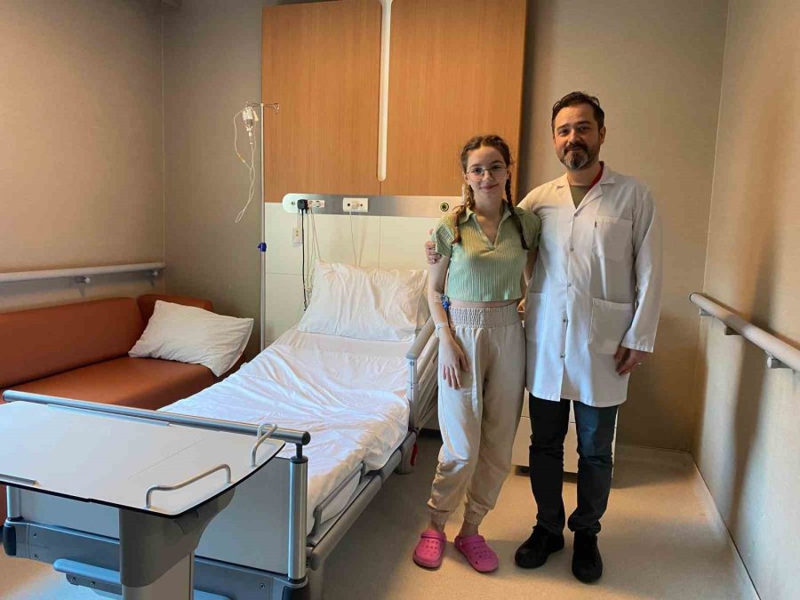 Skolyoz Hastası Zeynep Füzyon Cerrahisi İle Sağlığına Kavuştu