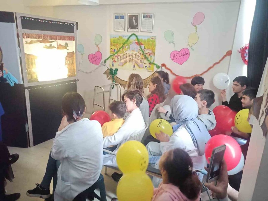 Polis Ekipleri Down Sendromlu Öğrencileri Ziyaret Etti