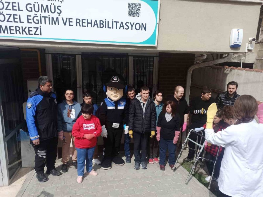 Polis Ekipleri Down Sendromlu Öğrencileri Ziyaret Etti