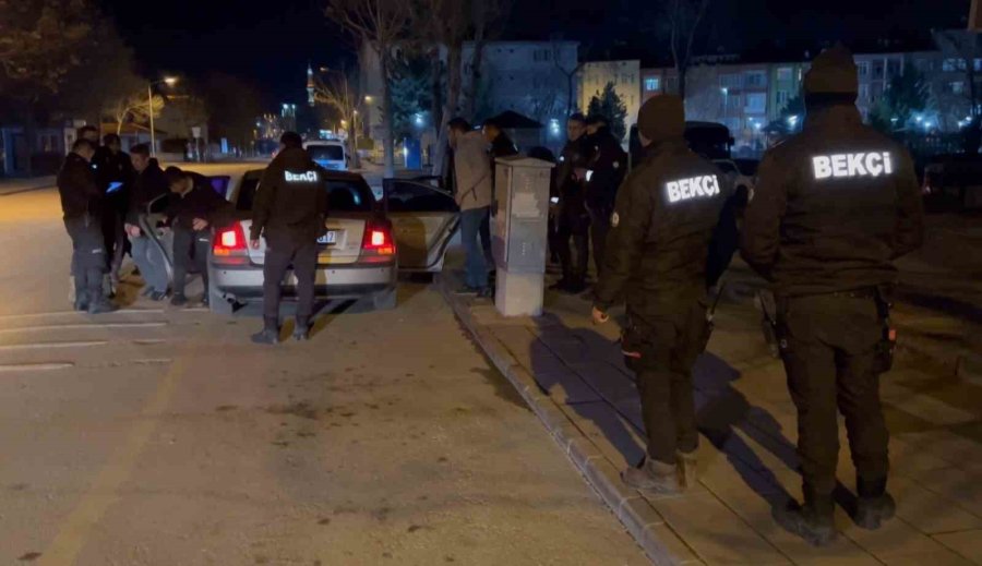 Aksaray’da Polisten Şok Denetim: Araçlar Didik Didik Arandı