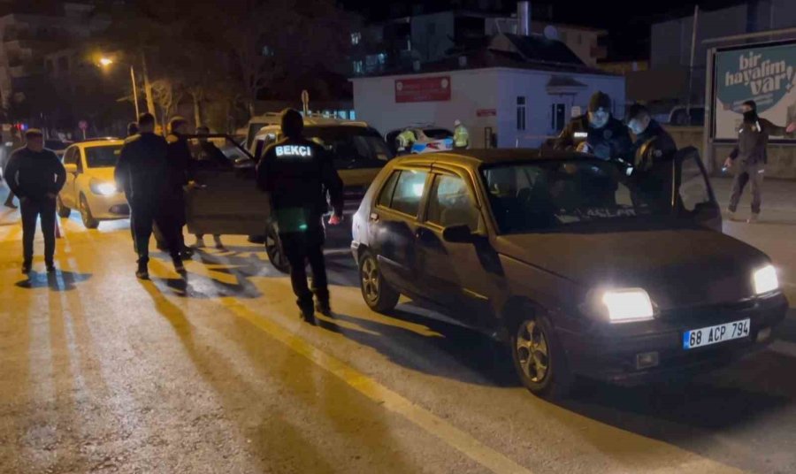 Aksaray’da Polisten Şok Denetim: Araçlar Didik Didik Arandı