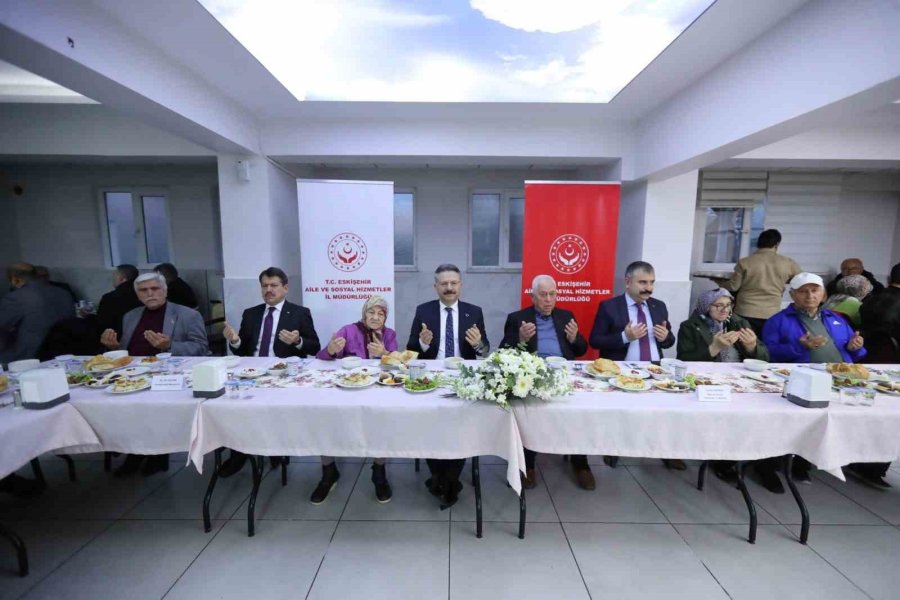 Vali Hüseyin Aksoy Huzurevi Sakinleri İle Bir Araya Geldi