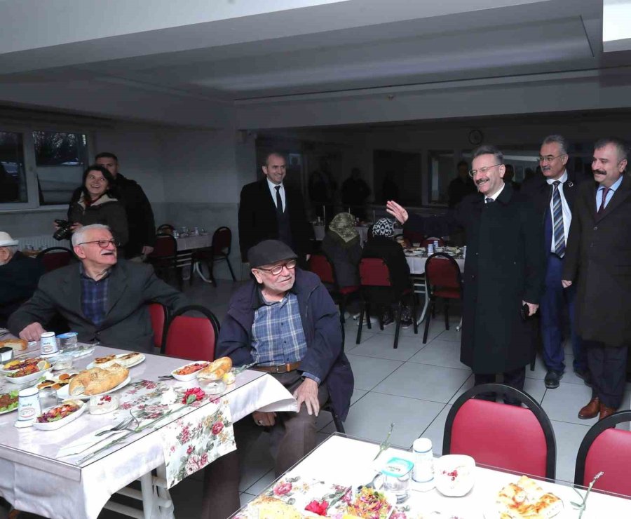 Vali Hüseyin Aksoy Huzurevi Sakinleri İle Bir Araya Geldi