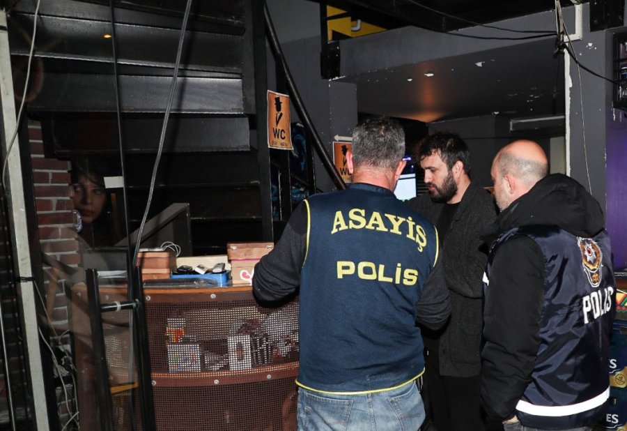 Mersin Polisi Umuma Açık Mekanlarda Denetim Yaptı