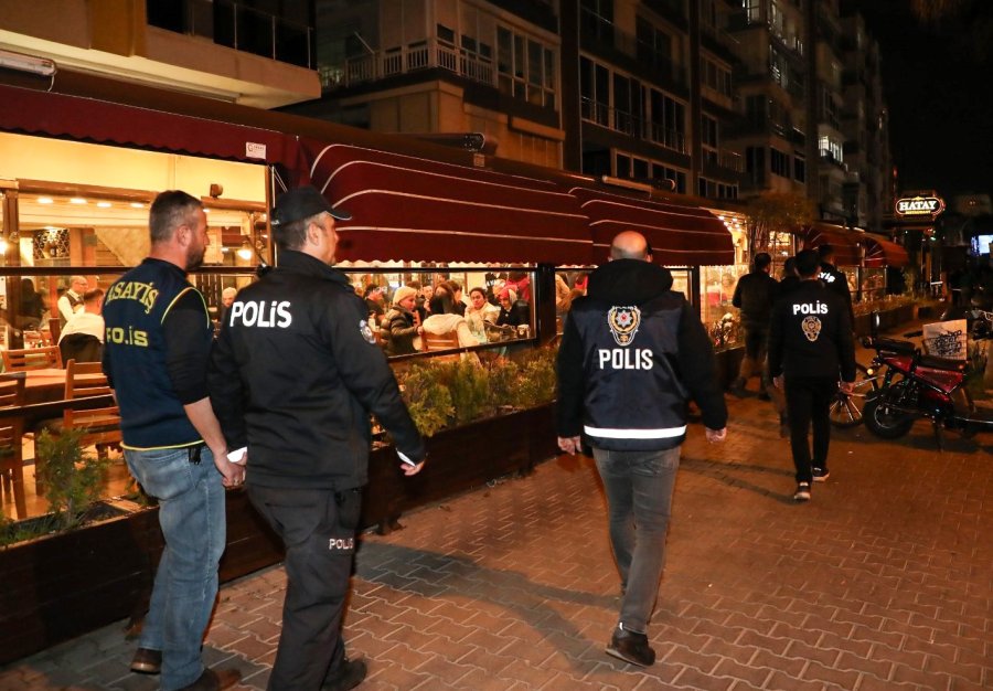 Mersin Polisi Umuma Açık Mekanlarda Denetim Yaptı