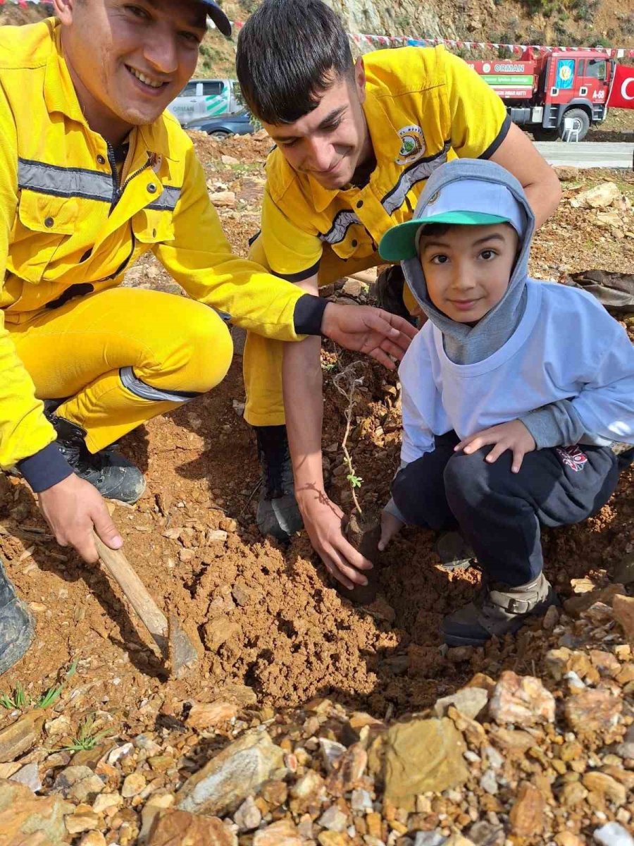 Mersin’de 2 Bin Fidan Toprakla Buluşturuldu
