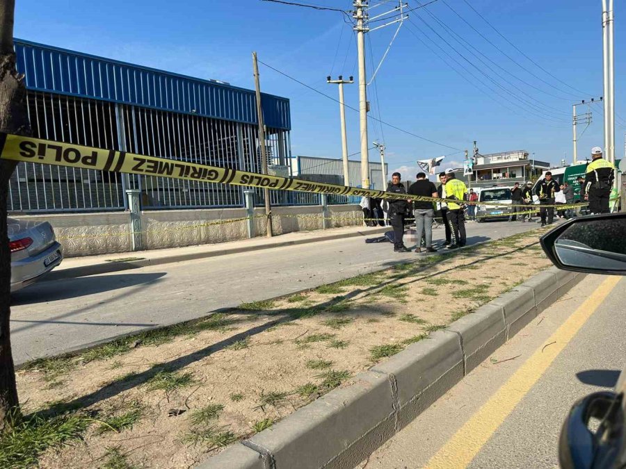 Otomobilin Çarptığı Bisiklet Sürücüsü Baba Hayatını Kaybetti, Oğlu Yaralandı
