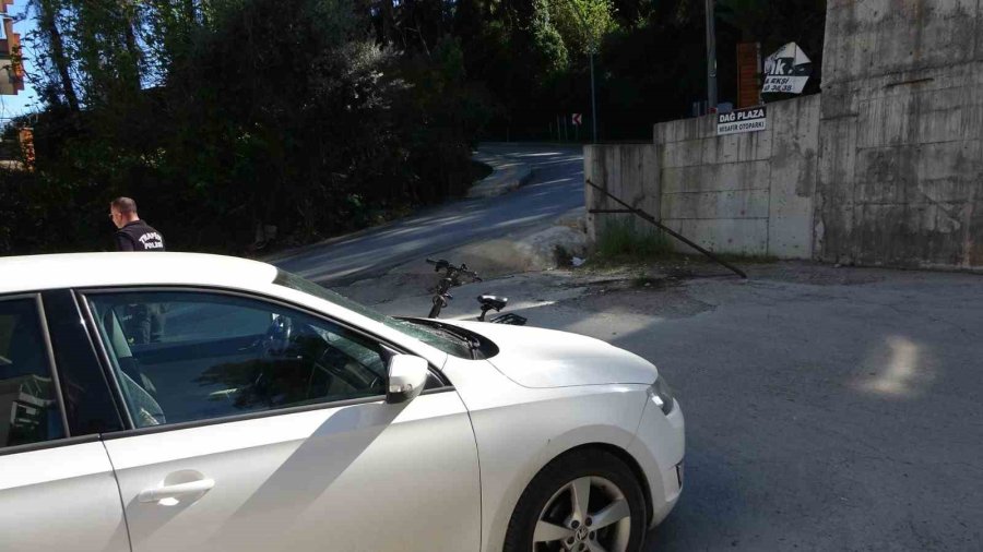 Park Halindeki Otomobile Elektrikli Bisikletle Çarpan Çocuk Ağır Yaralandı