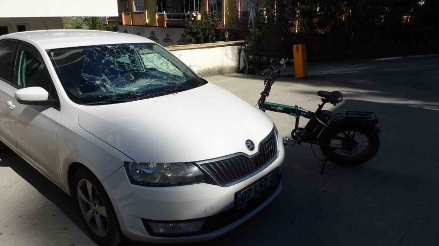 Park Halindeki Otomobile Elektrikli Bisikletle Çarpan Çocuk Ağır Yaralandı