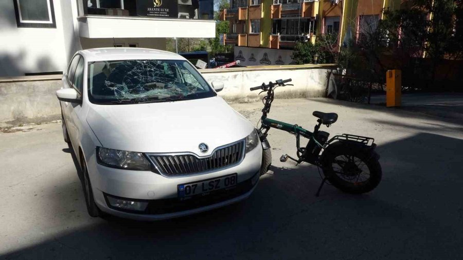 Park Halindeki Otomobile Elektrikli Bisikletle Çarpan Çocuk Ağır Yaralandı