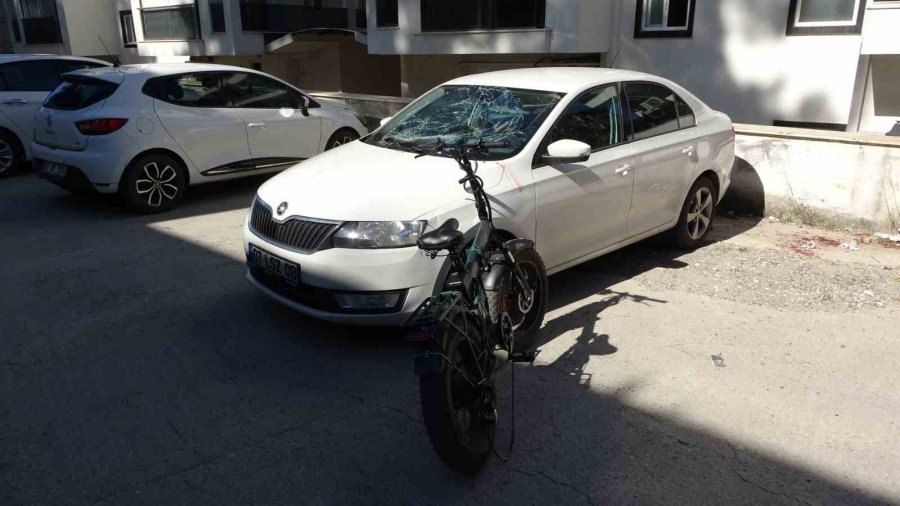 Park Halindeki Otomobile Elektrikli Bisikletle Çarpan Çocuk Ağır Yaralandı