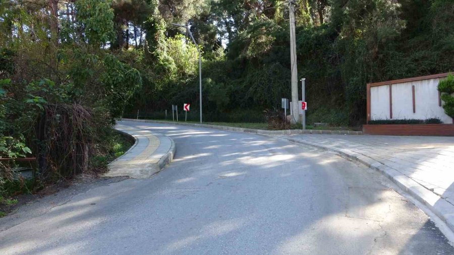 Park Halindeki Otomobile Elektrikli Bisikletle Çarpan Çocuk Ağır Yaralandı