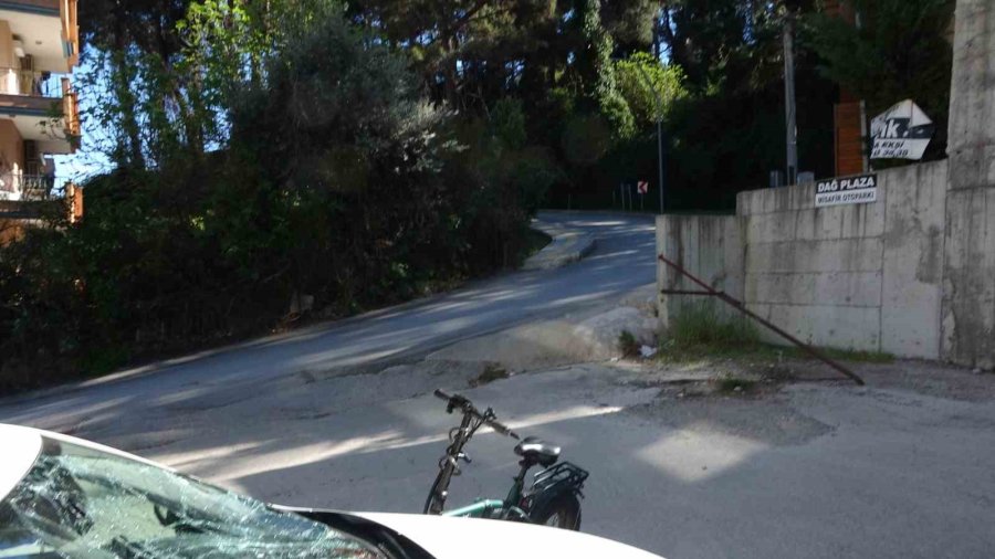 Park Halindeki Otomobile Elektrikli Bisikletle Çarpan Çocuk Ağır Yaralandı