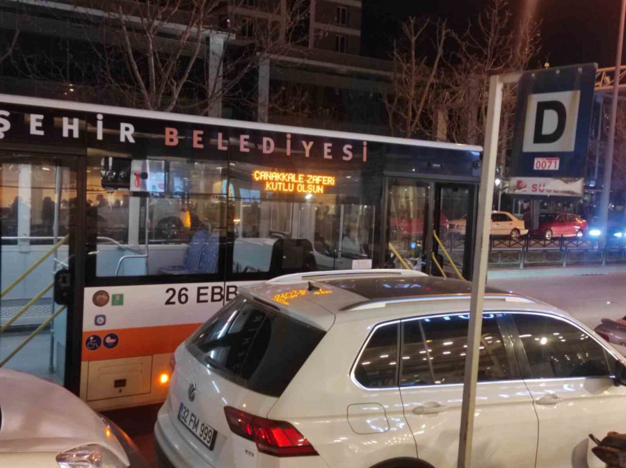 Otobüs Durağını İşgal Eden Araçlar Vatandaşların Tepkisini Topladı