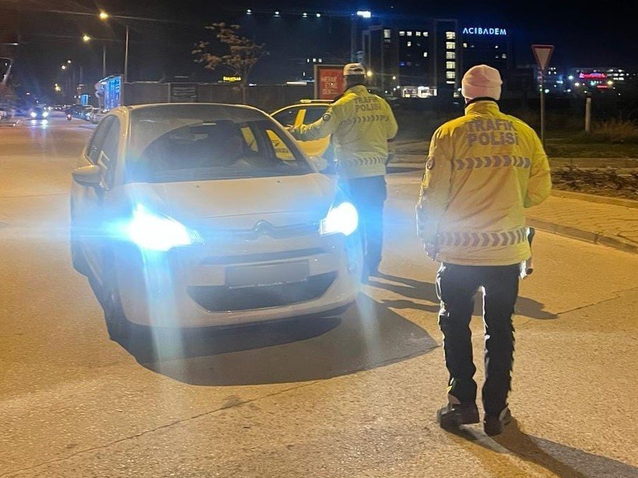 Gece Saatlerinde Yapılan Trafik Uygulamasında 213 Bin 177 Tl Ceza Kesildi