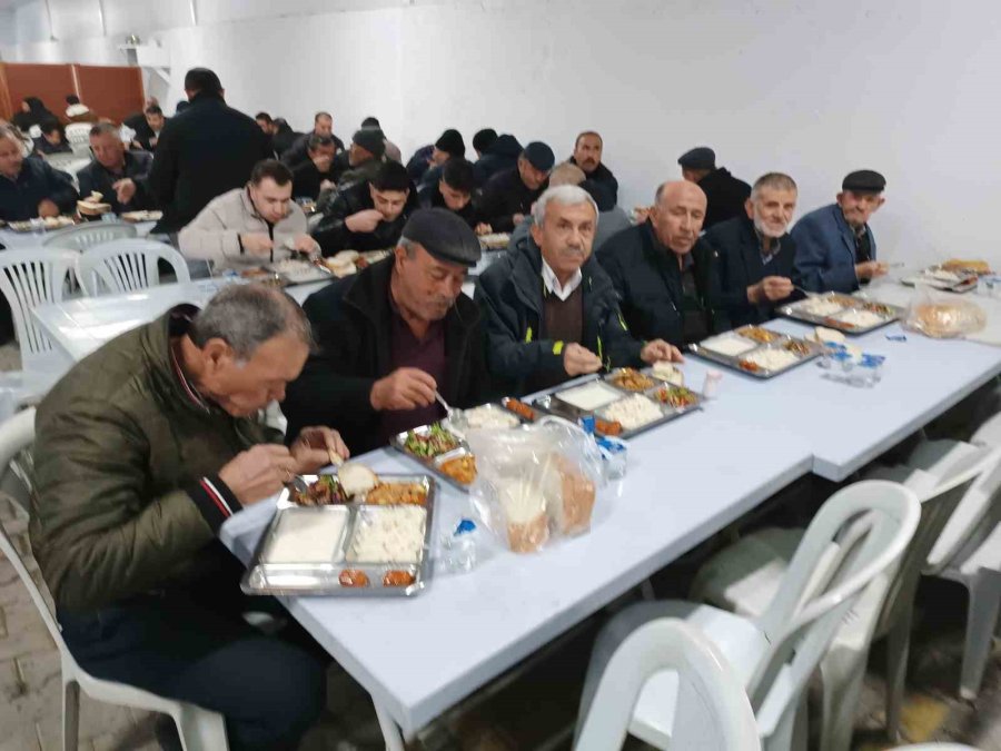 Karaören’de 2005 Yılında Başlatan Toplu İftar Geleneği Sürüyor