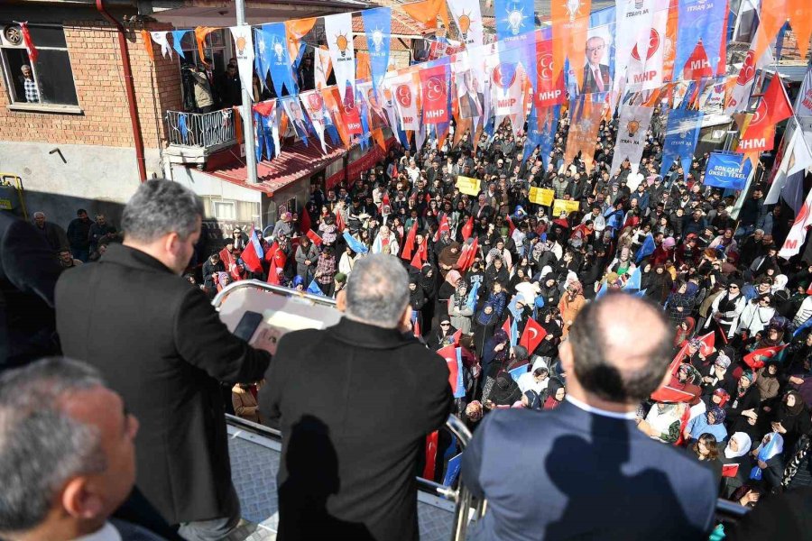 Sarıoğlan’da Coşkulu Kalabalık, Başkan Büyükkılıç’ı Bağrına Bastı