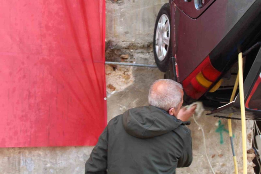 Kazaya Karıştığı İçin Yaşadığı Binanın Duvarına Vinçle Astığı Otomobiline 2 Yıl Ceza Verdi
