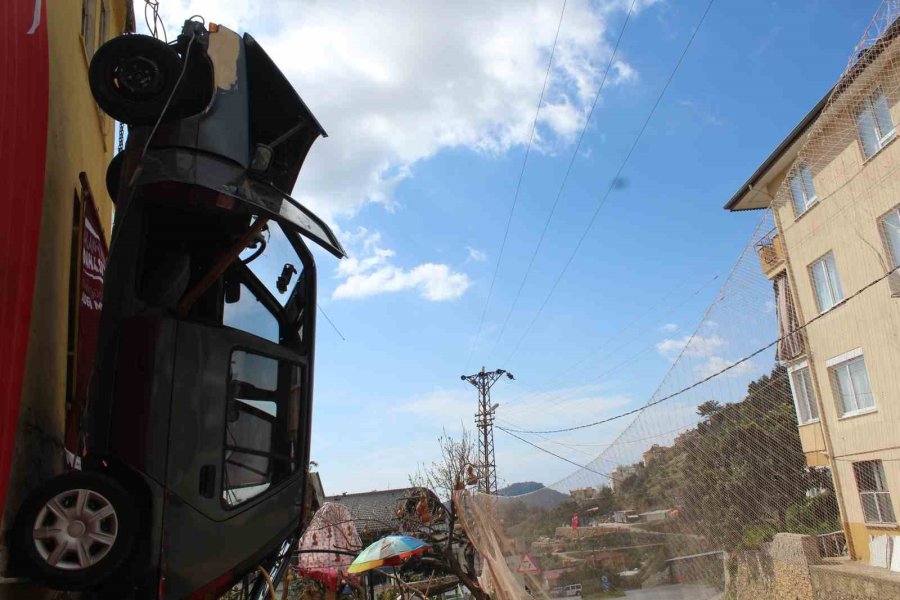 Kazaya Karıştığı İçin Yaşadığı Binanın Duvarına Vinçle Astığı Otomobiline 2 Yıl Ceza Verdi
