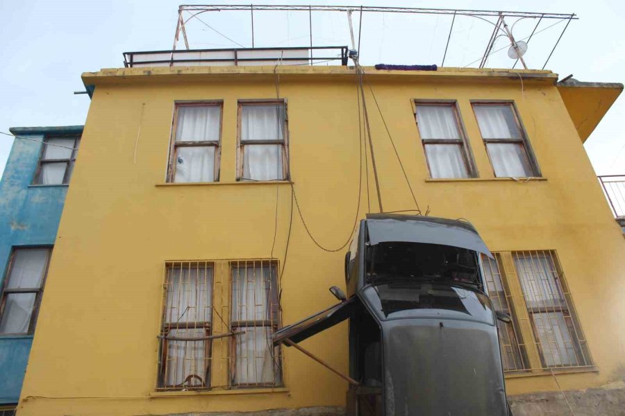 Kazaya Karıştığı İçin Yaşadığı Binanın Duvarına Vinçle Astığı Otomobiline 2 Yıl Ceza Verdi