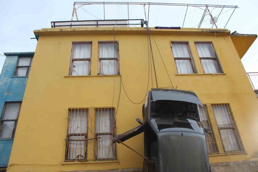 Kazaya Karıştığı İçin Yaşadığı Binanın Duvarına Vinçle Astığı Otomobiline 2 Yıl Ceza Verdi