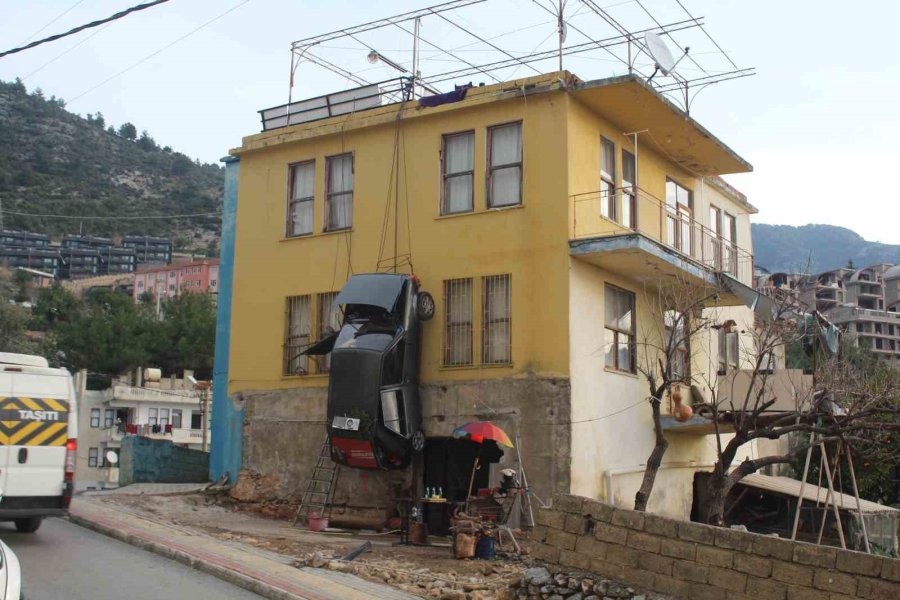 Kazaya Karıştığı İçin Yaşadığı Binanın Duvarına Vinçle Astığı Otomobiline 2 Yıl Ceza Verdi