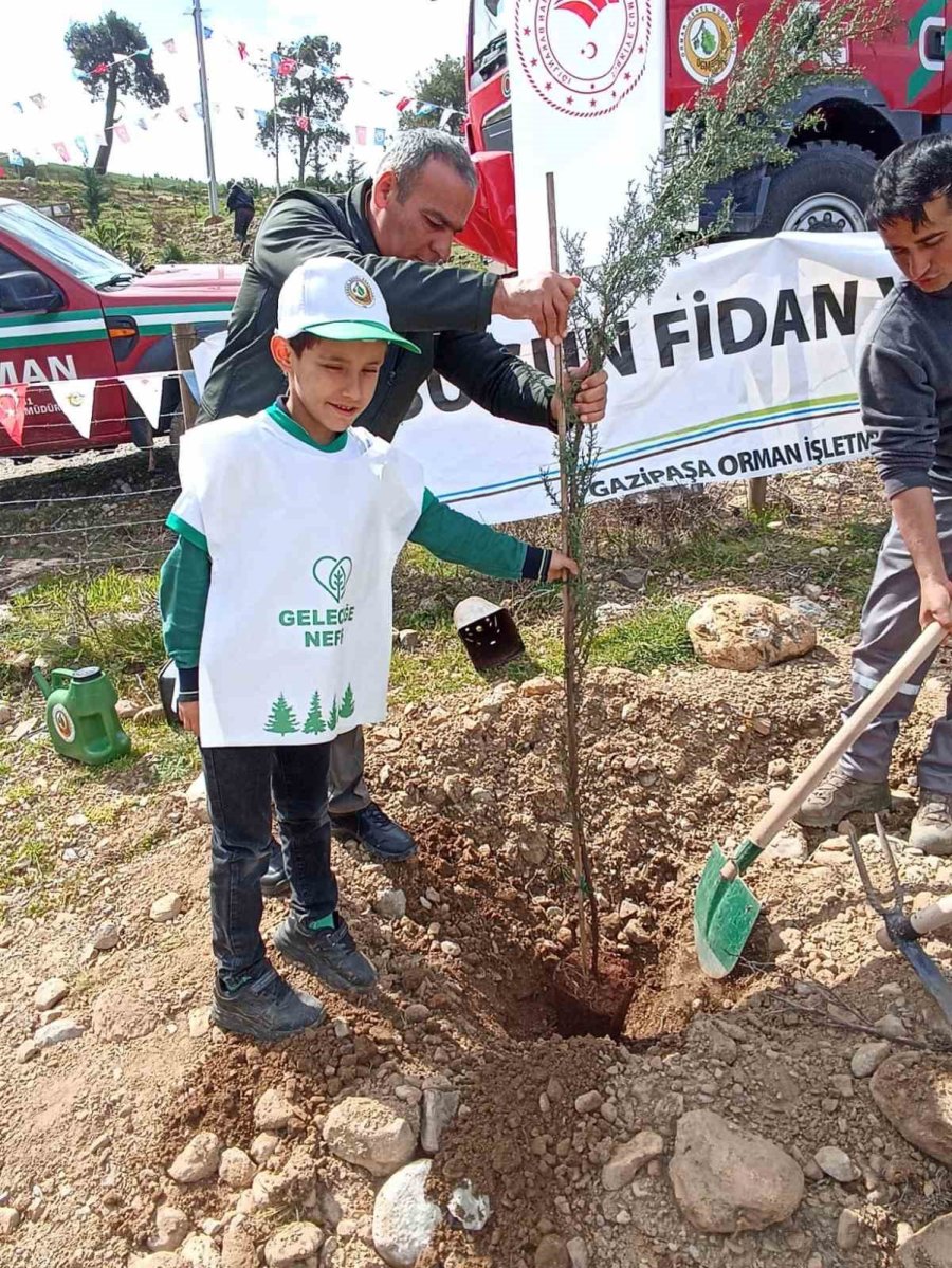 Minikler ’orman Haftası’nı Ağaç Dikerek Kutladı
