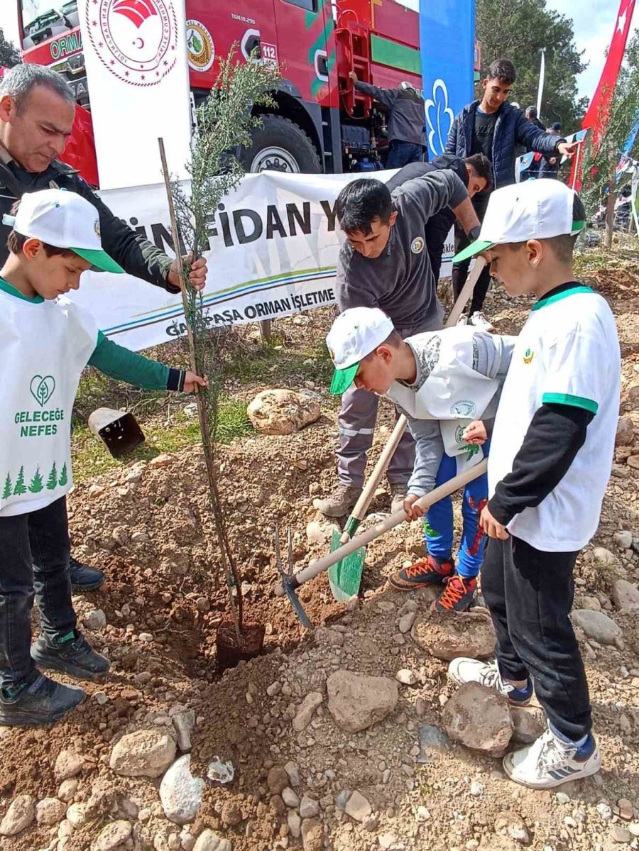 Minikler ’orman Haftası’nı Ağaç Dikerek Kutladı