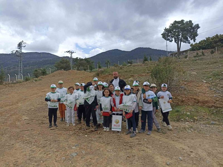 Minikler ’orman Haftası’nı Ağaç Dikerek Kutladı