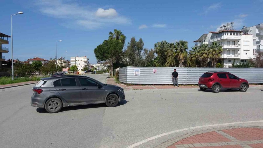 Manavgat’ta İki Otomobil Çarpıştı: 2 Yaralı