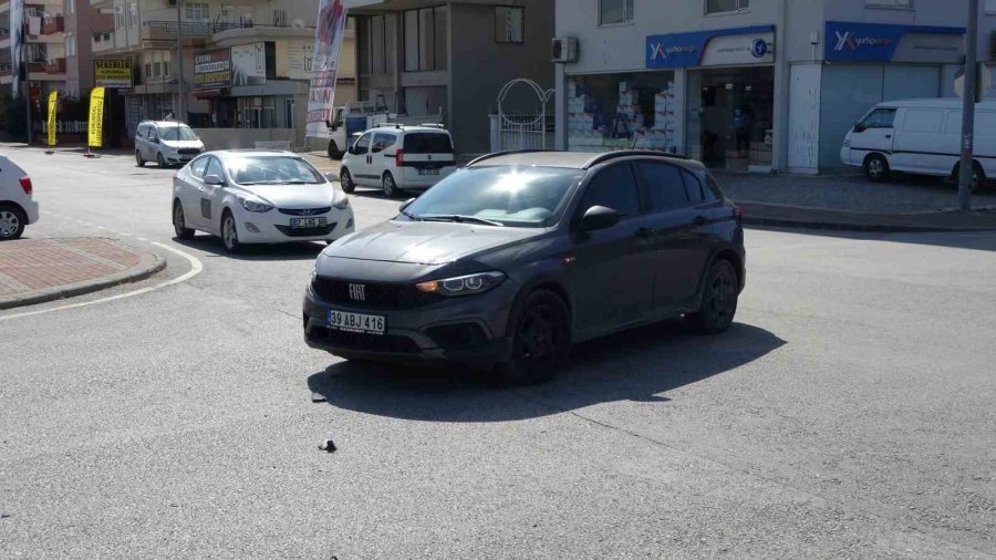 Manavgat’ta İki Otomobil Çarpıştı: 2 Yaralı