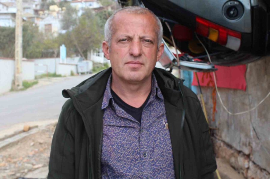 Kazaya Karıştığı İçin Yaşadığı Binanın Duvarına Vinçle Astığı Otomobiline 2 Yıl Ceza Verdi