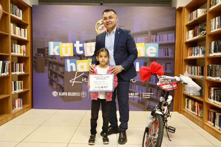 Başkan Yücel, En Çok Kitap Okuyan Öğrencileri Ödüllendirdi
