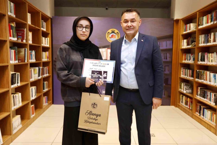 Başkan Yücel, En Çok Kitap Okuyan Öğrencileri Ödüllendirdi
