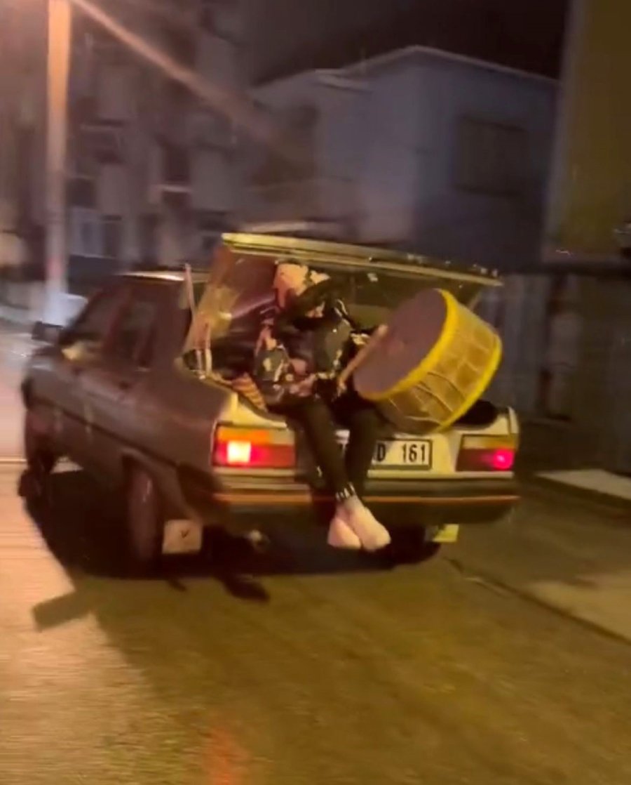 Sedan Aracın Bagajında Çaldığı Davulla Sahura Kaldırdı